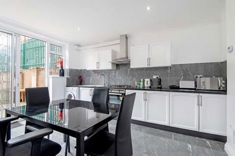 2 bedroom flat to rent, Aston Street, London E14