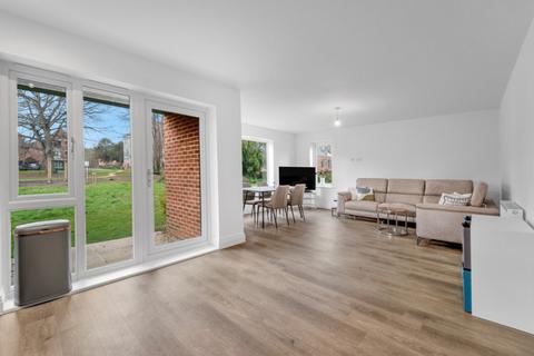 2 bedroom flat to rent, Garrett Crescent, Chertsey, KT16