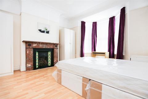 2 bedroom flat to rent, Cartington Terrace, Heaton, NE6