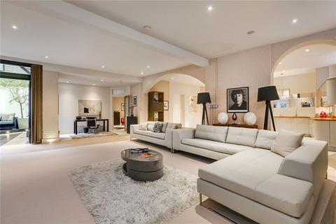 4 bedroom flat to rent, Roland Gardens, London SW7