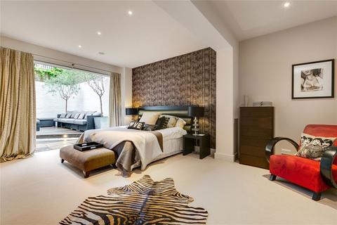 4 bedroom flat to rent, Roland Gardens, London SW7