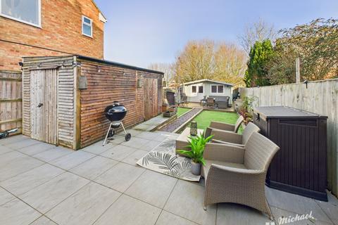 4 bedroom end of terrace house for sale, Narbeth Drive, Aylesbury