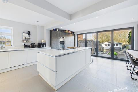 4 bedroom end of terrace house for sale, Narbeth Drive, Aylesbury