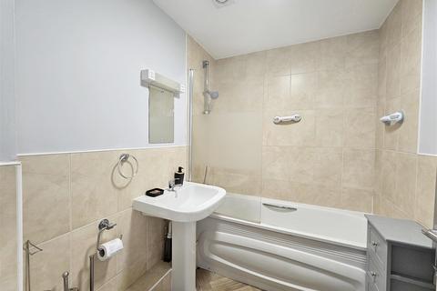 1 bedroom flat for sale, Croydon Road, Caterham