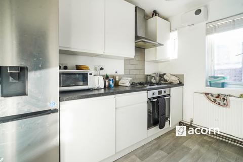 3 bedroom flat to rent, Kennington Lane London SE11