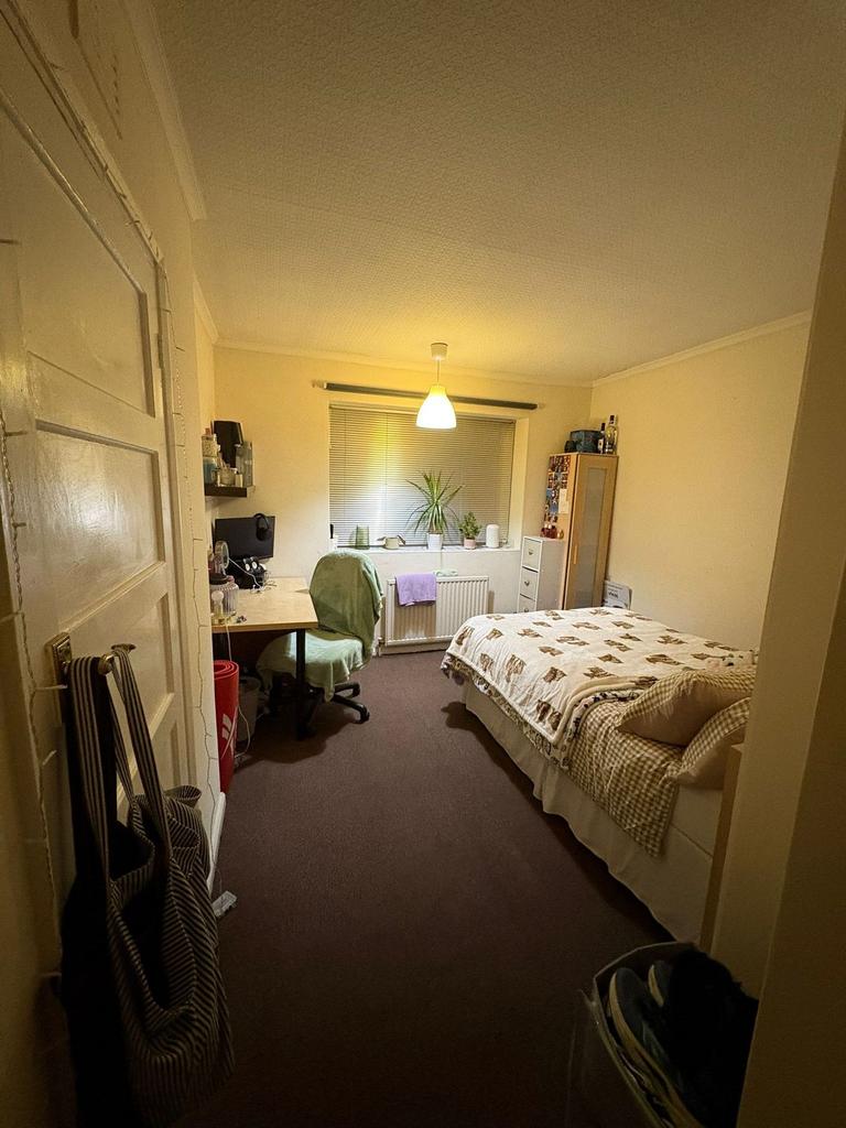 Well-presented bedroom with a comfortable doubl...