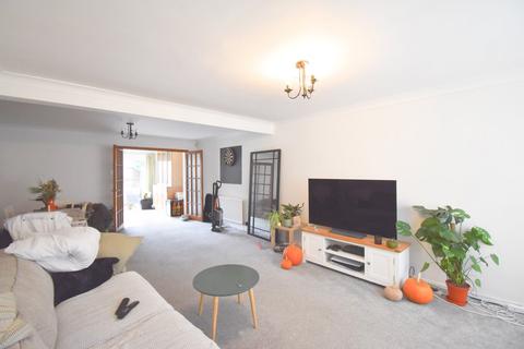 3 bedroom end of terrace house to rent, Willowhayne Drive, Walton-on-Thames, KT12