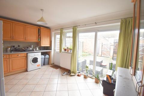 3 bedroom end of terrace house to rent, Willowhayne Drive, Walton-on-Thames, KT12