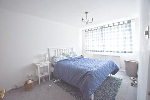 3 bedroom end of terrace house to rent, Willowhayne Drive, Walton-on-Thames, KT12