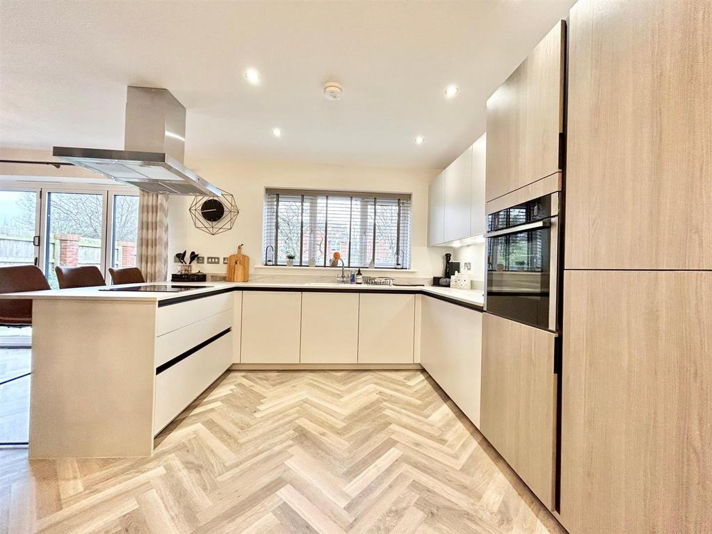 Kitchen 2.jpg