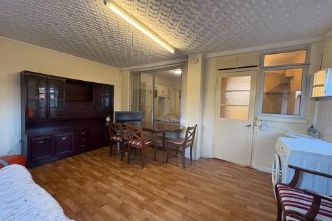 4 bedroom terraced house to rent, Lonsdale Road, Southall