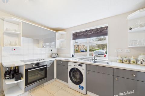 2 bedroom flat for sale, Guillemot Way, Aylesbury