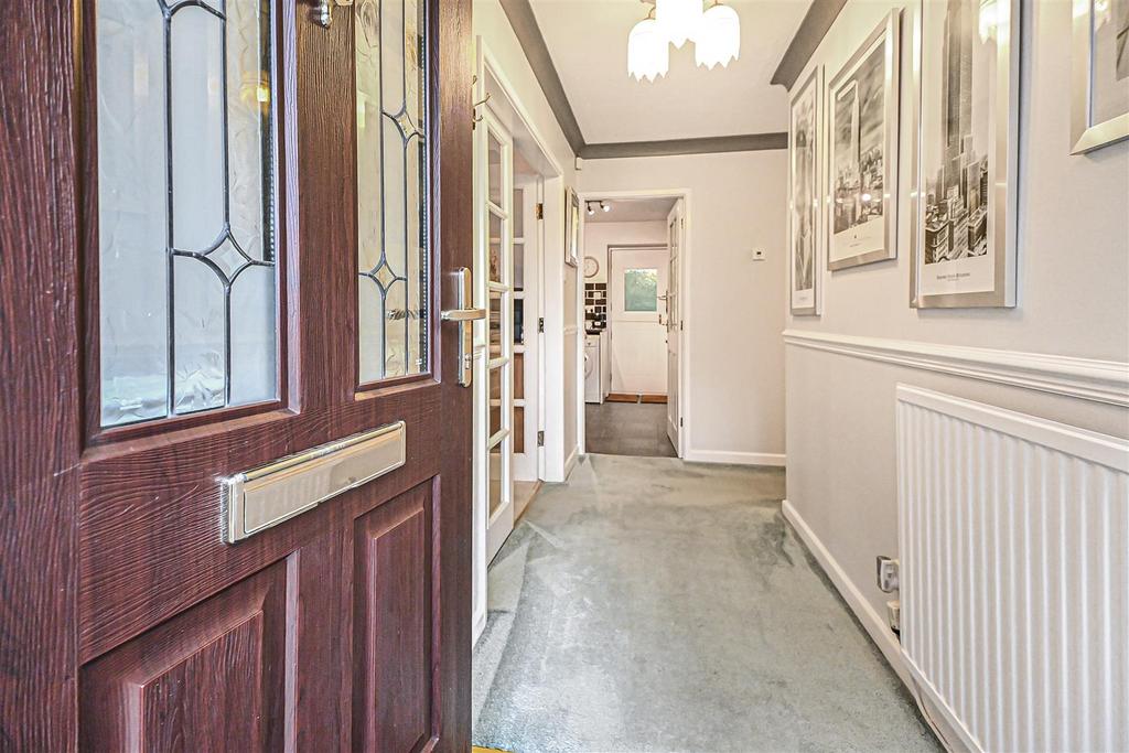11 Moreton Drive Entrance Hall (2).jpg