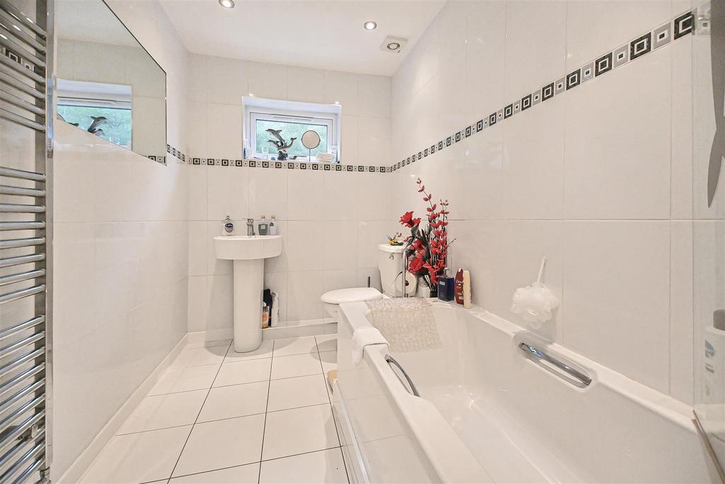 11 Moreton Drive Bathroom.jpg