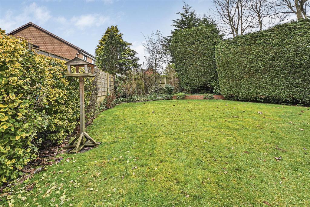 11 Moreton Drive Garden (3).jpg