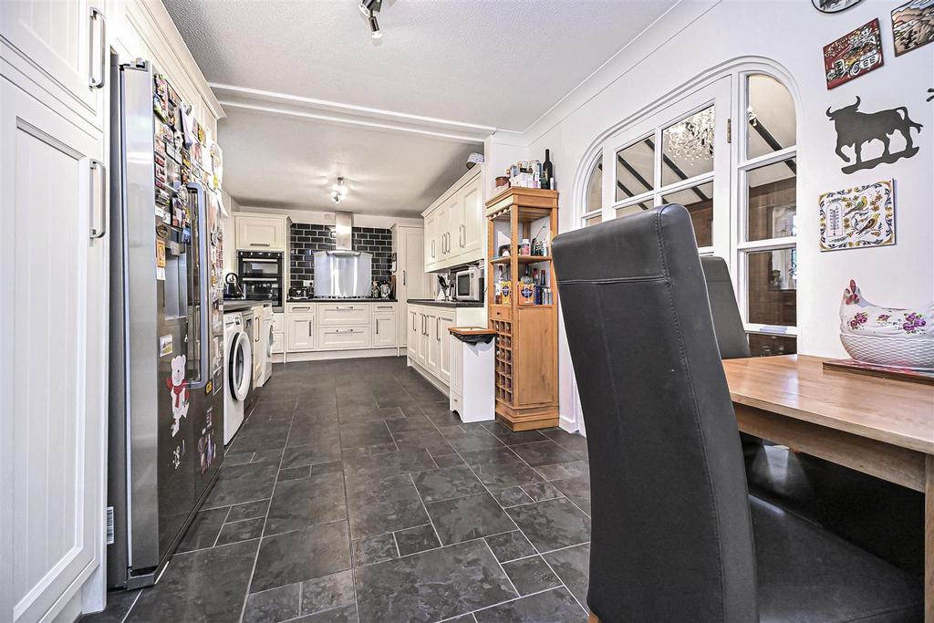 11 Moreton Drive Kitchen (2).jpg