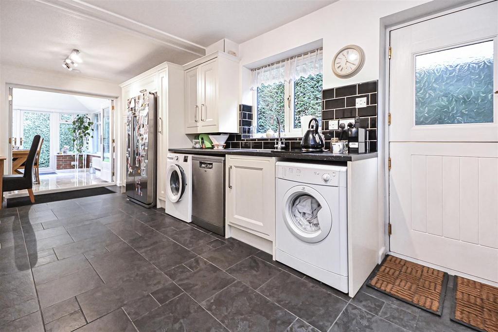 11 Moreton Drive Kitchen (3).jpg