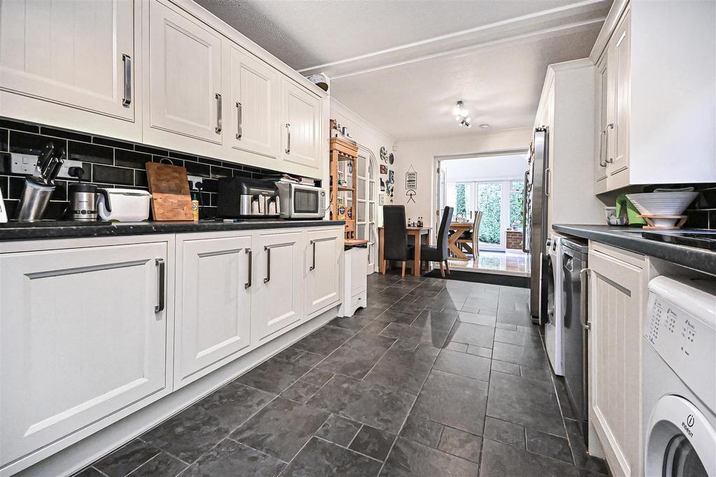 11 Moreton Drive Kitchen (4).jpg