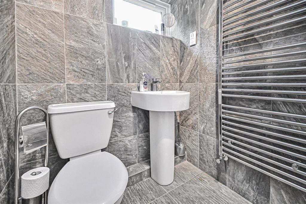 11 Moreton Drive En-Suite (2).jpg