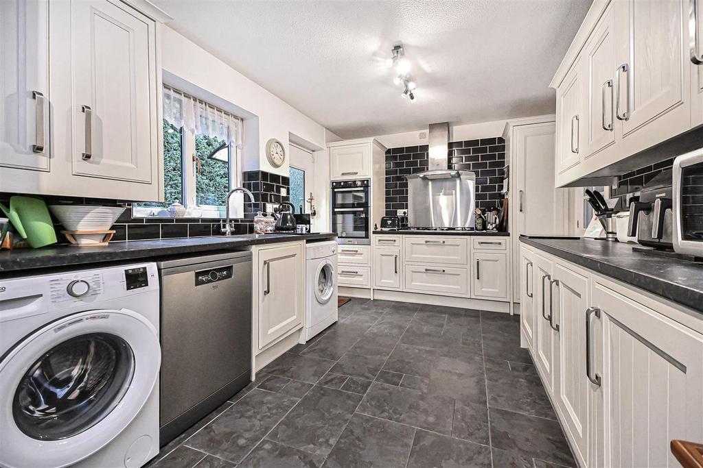 11 Moreton Drive Kitchen (5).jpg