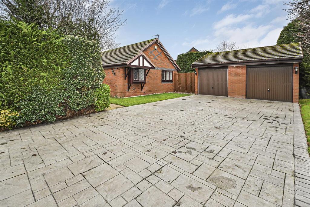 11 Moreton Drive External (9).jpg