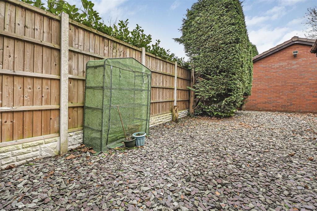11 Moreton Drive Side Area (1).jpg