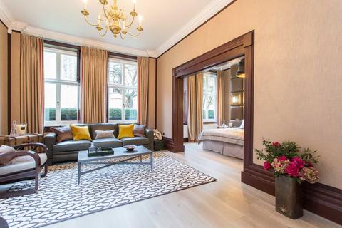Studio to rent, Mount Street, London W1K