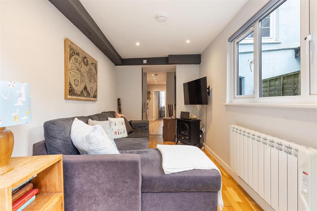 A07 - 16 B Clarence Street Dartmouth - 241203.jpg