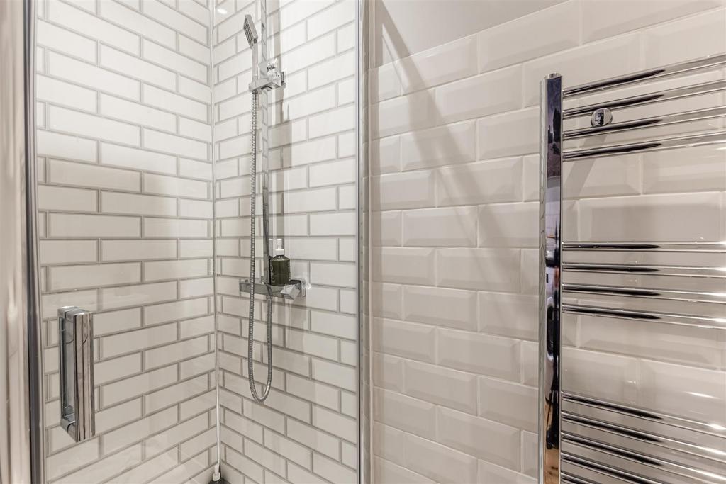 A11 - 16 B Clarence Street Dartmouth - 241203.jpg