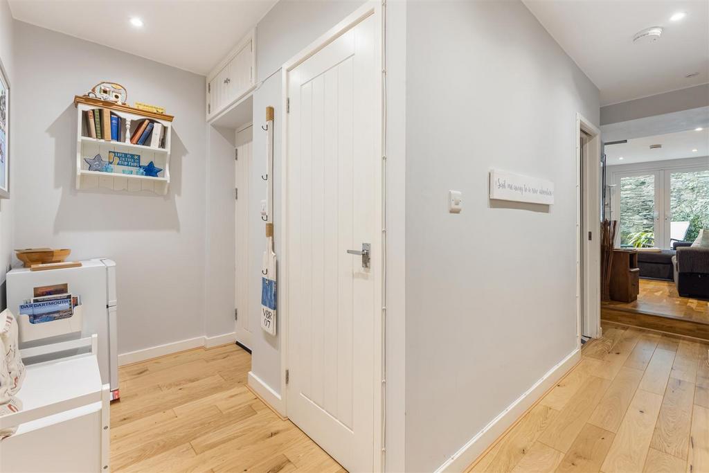 A10 - 16 B Clarence Street Dartmouth - 241203.jpg