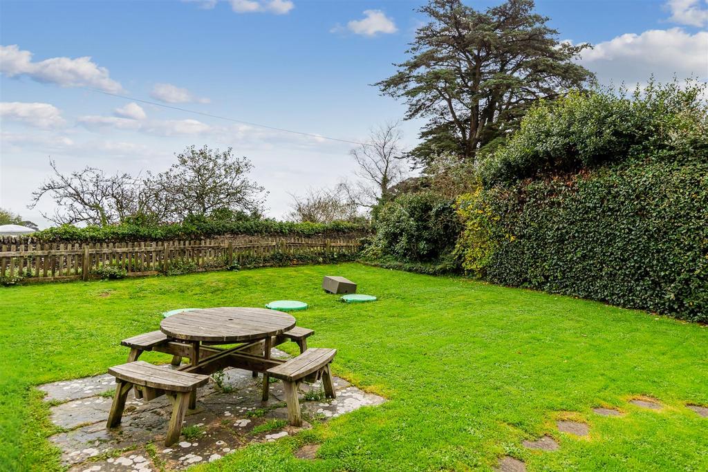 A06 - 6 Endsleigh Court, Stoke Fleming - 251111.jp
