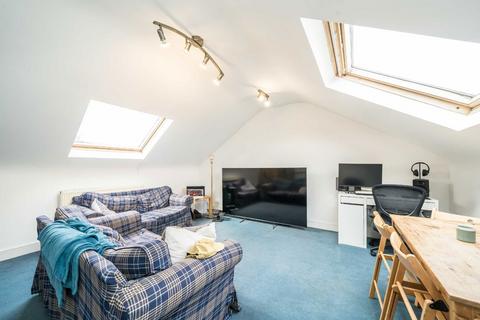 3 bedroom flat to rent, Mayflower Road, London SW9