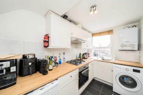 3 bedroom flat to rent, Mayflower Road, London SW9