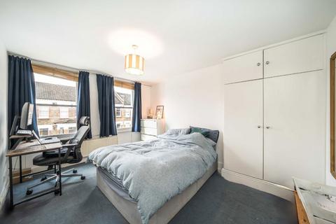 3 bedroom flat to rent, Mayflower Road, London SW9