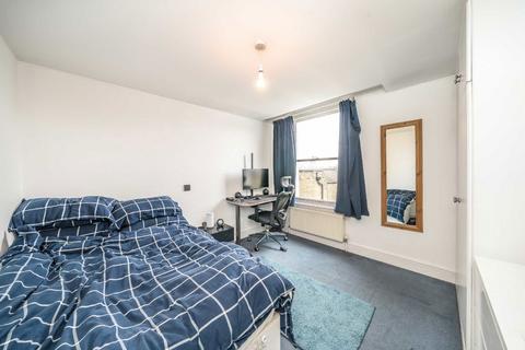 3 bedroom flat to rent, Mayflower Road, London SW9