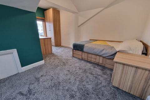 2 bedroom flat to rent, Blenheim Terrace, University, Leeds LS2 9HD