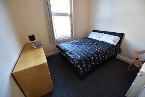 2 bedroom flat to rent, Blenheim Terrace, University, Leeds LS2 9HD