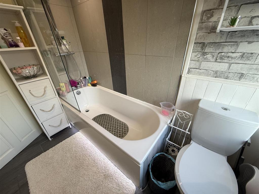 BATHROOM & WC