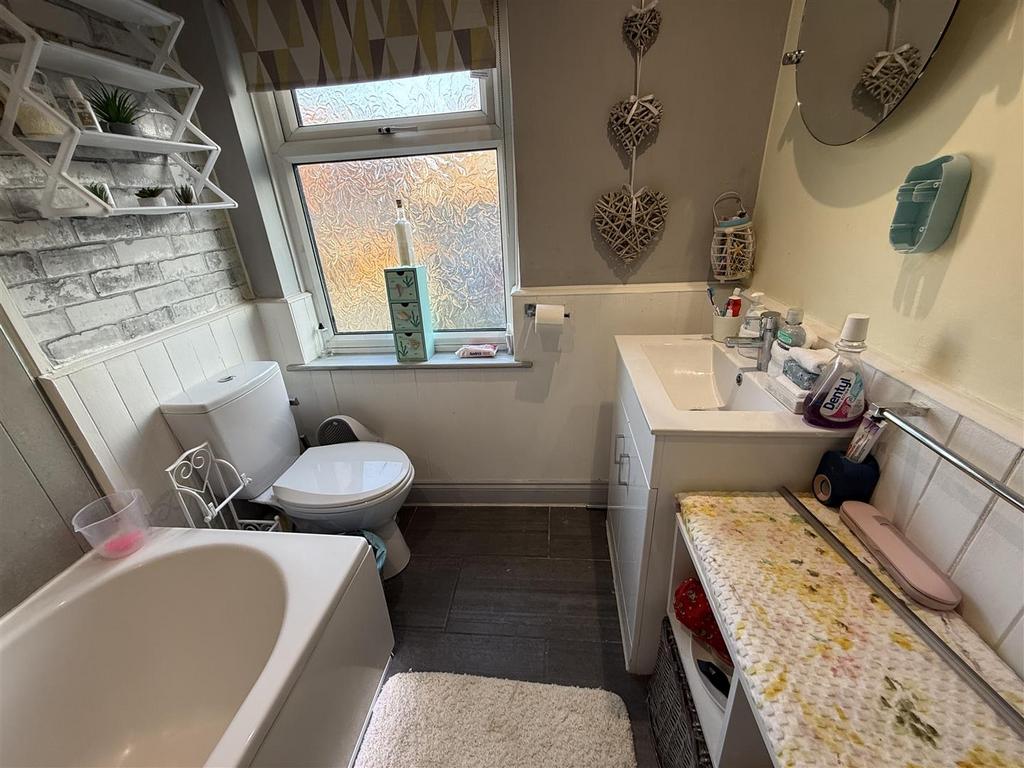 BATHROOM & WC