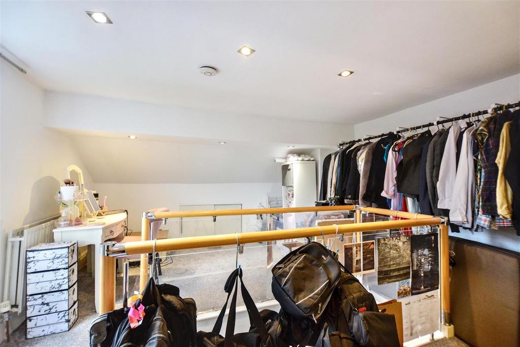 Loft Room 1.jpeg