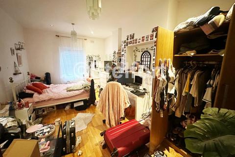2 bedroom apartment to rent, College Place, London, NW1