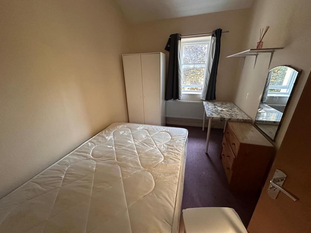 Bright single bedroom with a double mattress in...