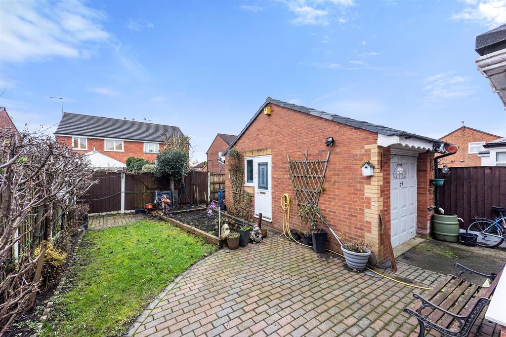 8 Canterbury Close -1.jpg