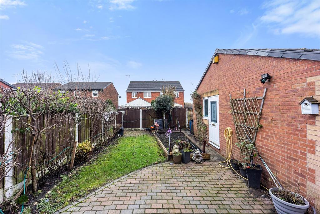 8 Canterbury Close -2.jpg