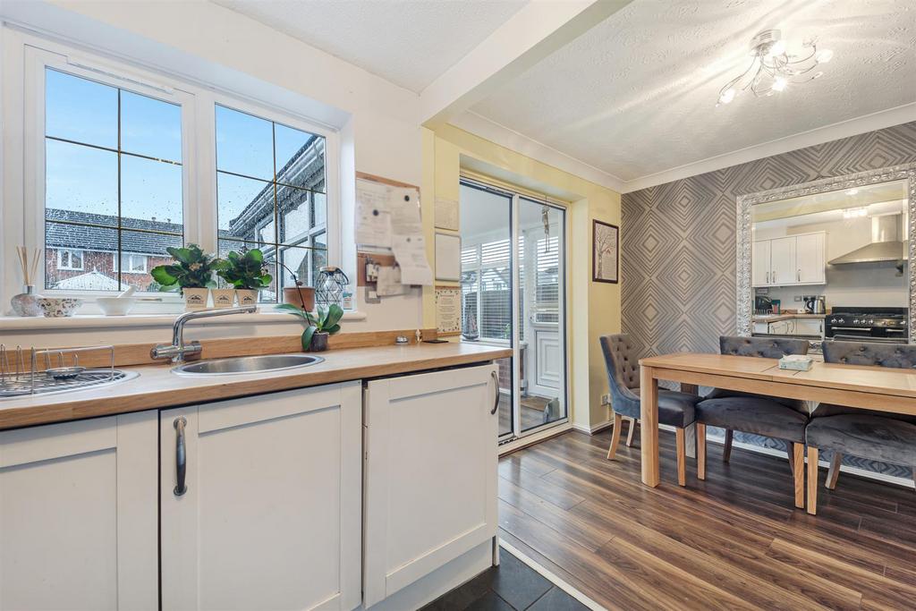 8 Canterbury Close -24.jpg