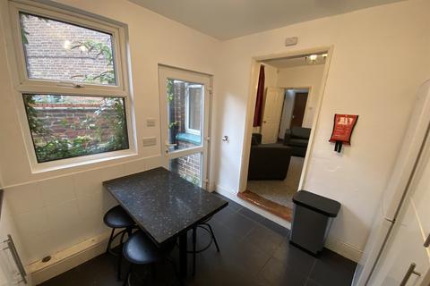 4 bedroom semi-detached house to rent, Brailsford Road, Dunkirk, NG7 2JU