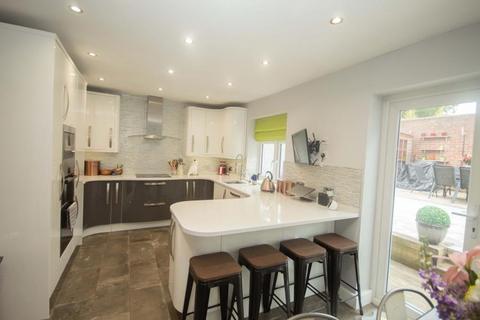 2 bedroom apartment to rent, North End Lodge, Elm Park Road