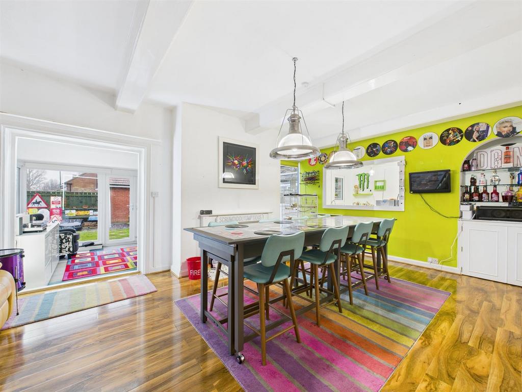 Dining room: