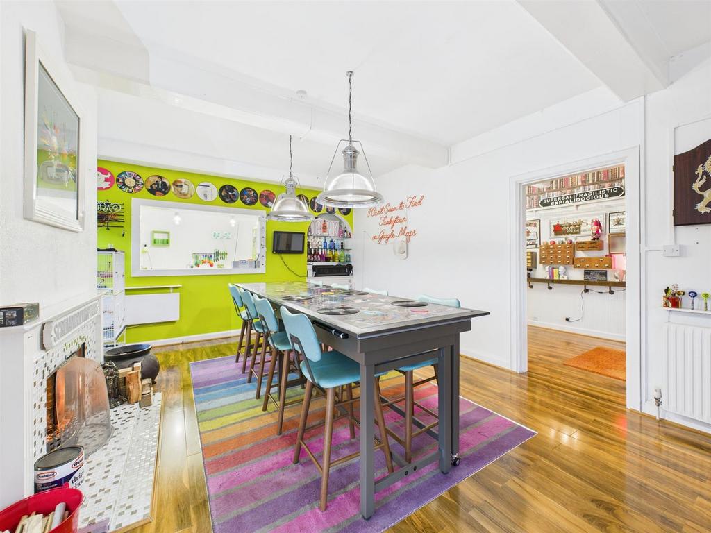 Dining room: