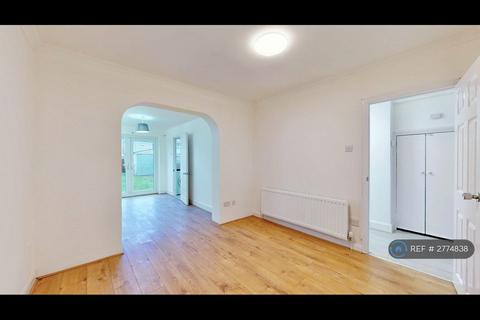 4 bedroom semi-detached house to rent, Mansfield Drive, Hayes, UB4